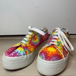 Tie-dye Supergas with a white platform
Slightly worn little-to-no marks